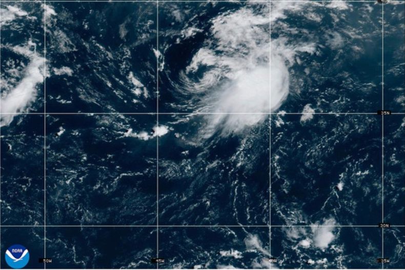 Foto de la agencia oceanográfica estadounidense NOAA que muestra a la tormenta tropical Cristóbal en el océano Atlántico a las 11:21 a.m. EST del 12 de agosto del 2026. (NOAA via AP)