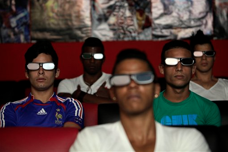 Varias personas miran una película en tercera dimensión en un cine privado en La Habana, Cuba, el lunes 28 de octubre de 2013. El sábado 2 de noviembre el gobierno ordenó el cierre inmediato de dichas salas. (Foto AP/Franklin Reyes)