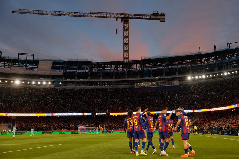 Jugadores del Barcelona celebran el gol ante el Athletic Bilbao en el renovado Camp Nou en la liga española el sábado 22 de noviembre del 2025. (AP Foto/Joan Monfort)