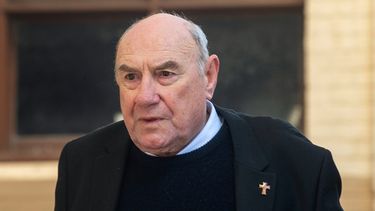El exobispo de Broome Christopher Alan Saunders a su llegada a la corte de distrito de Australia Occidental en Perth, Australia, el 11 de agosto de 2026. (Aaron Bunch/AAP Image via AP)