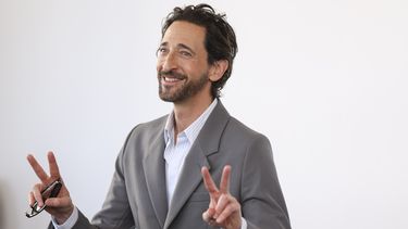 Adrien Brody posa en la sesión fotográfica de la película The Brutalist durante la 81ª edición del Festival de Cine de Venecia en Venecia, Italia, el domingo 1 de septiembre de 2024. (Foto Vianney Le Caer/Invision/AP)