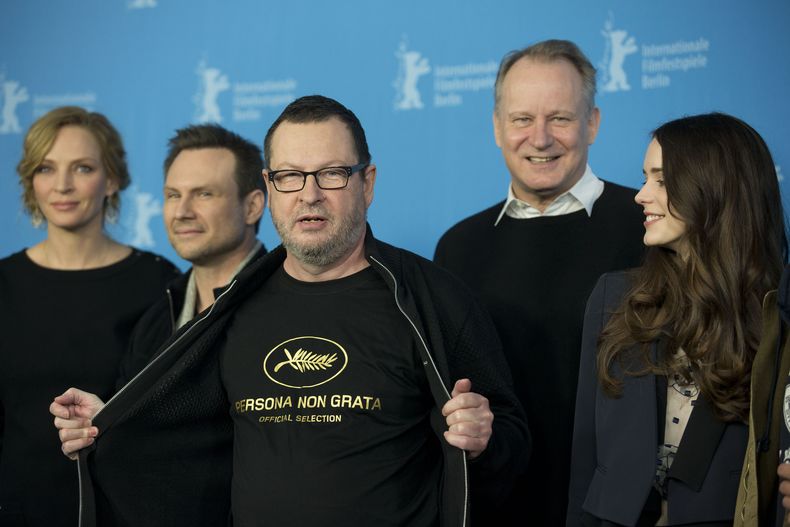 El director Lars von Trier muestra su camiseta con el s&iacute;mbolo del Festival de Cine de Cannes y la leyenda Persona Non Grata, acompa&ntilde;ado de su elenco durante la presentaci&oacute;n de su pel&iacute;cula "Nymphomaniac" en el Festival