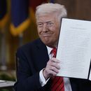 El presidente estadounidense Donald Trump sostiene una orden ejecutiva en la Sala Este de la Casa Blanca, en Washington, el jueves 20 de marzo de 2025. (AP Foto/Jose Luis Magana)