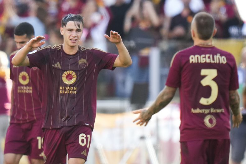 Niccolo Pisilli (izquierda) celebra tras anotar un gol para la Roma en la victoria 2-1 ante Venezia en la Seria A de Italia, el domingo 20 de septiembre de 2024, en Roma. (AP Foto/Alessandra Tarantino)