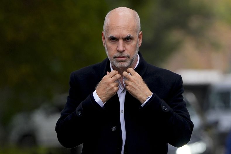 El precandidato presidencial opositor Horacio Rodríguez Larreta camina hacia una conferencia de prensa con Gerardo Morales, gobernador de la provincia de Jujuy, no en la foto, en Buenos Aires, Argentina, el 23 de junio de 2023. (AP Foto/Natacha Pisarenko)