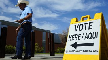 ARCHIVO - Un votante se dirige a una casilla de votación para votar en las elecciones primarias del estado, el martes 30 de julio de 2024, en El Mirage, Arizona (Foto AP/Ross D. Franklin, Archivo)