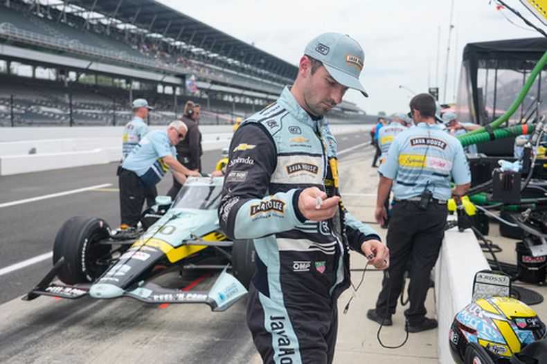 Alexander Rossi se prepara para conducir en la práctica de las 500 Millas de Indianápolis en el Indianapolis Motor Speedway el lunes 18 de mayo del 2026. (AP Foto/Michael Conroy)