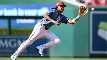 El campo corto de los Nacionales de Washington, CJ Abrams, fildea un roletazo conectado por Ryan Waldschmidt, de los Diamondbacks de Arizona, para un sencillo durante la tercera entrada de un partido de béisbol, el sábado 25 de julio de 2026, en Washington. (Foto AP/Nick Wass)
