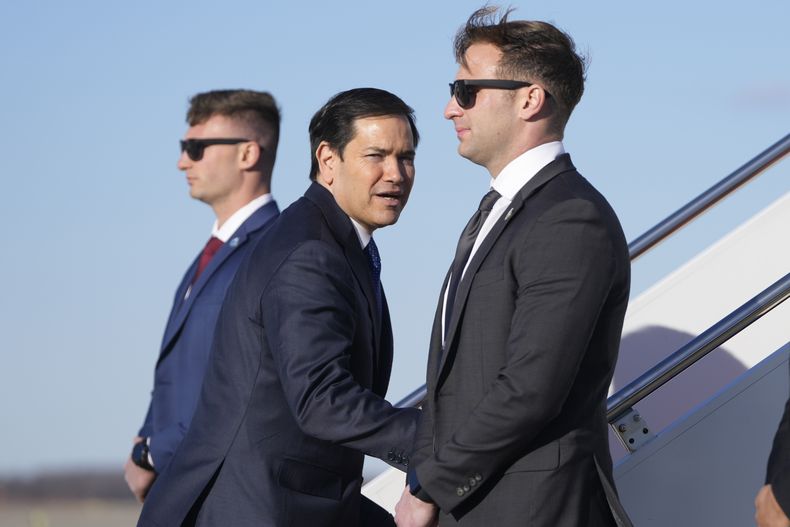 El secretario de Estado estadounidense Marco Rubio, en el centro, aborda un avión el sábado 1 de febrero de 2025 en la Base Conjunta Andrews, Maryland, en ruta a Panamá. (AP Foto/Mark Schiefelbein, foto compartida)