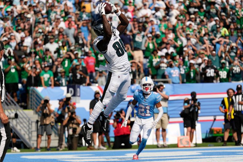 El receptor de los Eagles de Filadelfia Darius Cooper atrapa un pase sobre el cornerback de los Titans de Tennesse Micah Robinson en el encuentro del domingo 20 de septiembre del 2026. (AP Foto/George Walker IV)