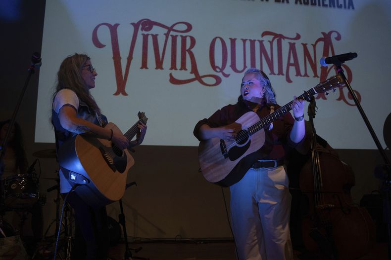 La cantante mexicana de corridos Vivir Quintana, a la derecha, presenta su nuevo álbum, sobre la violencia contra las mujeres, en la Ciudad de México, el jueves 24 de abril de 2025. (Foto AP/Aurea Del Rosario)