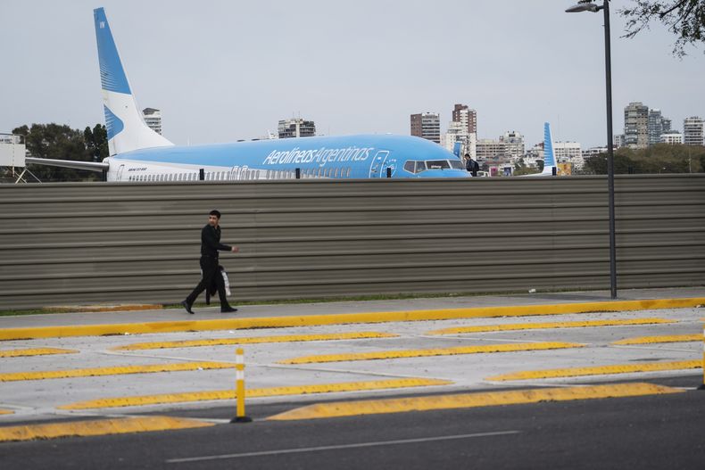 Un avión de Aerolíneas Argentinas se encuentra en el aeropuerto Jorge Newbery, parcialmente afectado por una huelga de trabajadores por aumentos salariales en Buenos Aires, Argentina, el jueves 19 de septiembre de 2024. (AP Foto/Rodrigo Abd)