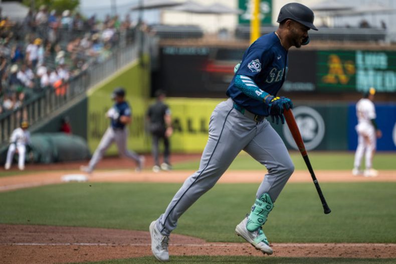 El dominicano Julio Rodríguez, de los Marienros de Seattle, corre tras conectar un jonrón ante los Atléticos, el miércoles 27 de mayo de 2026 (AP Foto/Nic Coury)