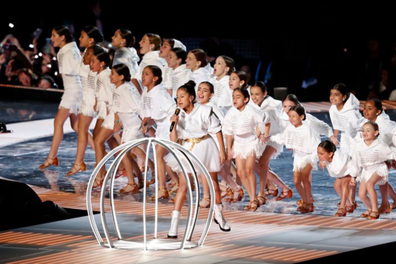 ARCHIVO - Emme Maribel Muñiz, hija de la cantante Jennifer Lopez, se presenta con otros niños junto a una jaula durante el espectáculo de medio tiempo del Super Bowl 54 de la NFL en Miami Gardens, Florida, el 2 de febrero de 2020. (Foto AP/Tyler Kaufman, archivo)