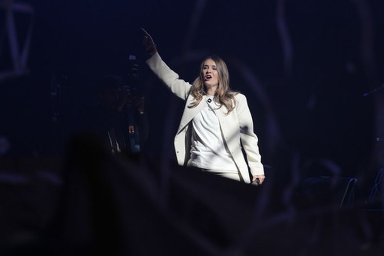 La candidata presidencial Paloma Valencia, del Centro Democrático, se dirige a sus simpatizantes durante un acto de campaña, el domingo 24 de mayo de 2026, en Bogotá. (AP Foto/Iván Valencia)