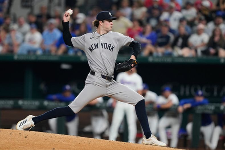 El lanzador de los Yankees de Nueva York, Cam Schlittler, realiza un envío contra los Rangers de Texas en la cuarta entrada de un partido de béisbol el martes 28 de abril de 2026, en Arlington, Texas. (AP Foto/Tony Gutierrez)