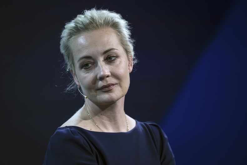 ARCHIVO - Yulia Navalnaya, viuda del fallecido dirigente opositor ruso Alexei Navalny, asiste al quincuagésimo tercero Simposio de San Gall, en San Gall, Suiza, el viernes 3 de mayo de 2024. (Gian Ehrenzeller/Keystone vía AP, Archivo)