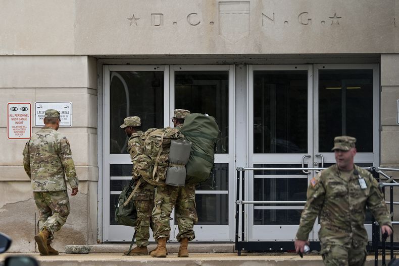 Elementos de la Guardia Nacional llegan al cuartel general de la agencia en el Distrito de Columbia, el martes 12 de agosto de 2025, en Washington. (AP Foto/Julia Demaree Nikhinson)