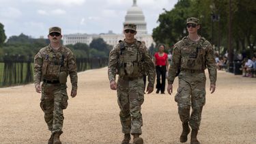 Miembros de la Guardia Nacional de Luisiana patrullan el National Mall, el domingo 24 de agosto de 2025, en Washington. (AP Foto/José Luis Magaña)