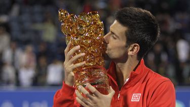 americateve | El serbio Novak Djokovic besa el trofeo tras vencer a David Ferrer en la final del torneo de Abu Dabi el s&aacute;bado, 28 de diciembre de 2013, en Abu Dabi. (AP Photo/Kamran Jebreili)