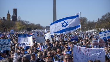 Una multitud de simpatizantes se congrega en el parque de monumentos nacionales National Mall, el martes 14 de noviembre de 2023, en Washington. (AP Foto/Mark Schiefelbein)