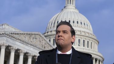 El representante republicano George Santos habla con la prensa frente al Capitolio, Washington, jueves 30 de noviembre de 2023. (AP Foto/J. Scott Applewhite)