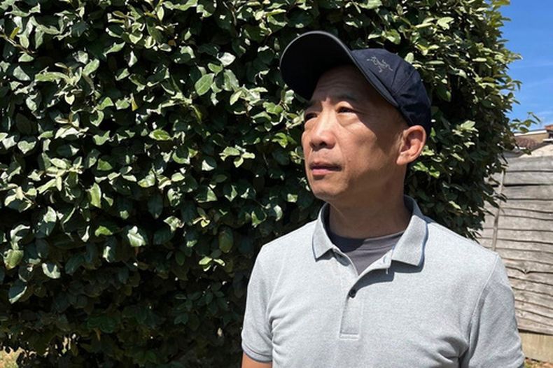 Foto entregada por Wu Chi-wai , ex legislador pro-democracia de Hong Kong, que lo muestra posando para un retrato en Londres, el 25 de julio del 2026. (Wu Chi-wai via AP)