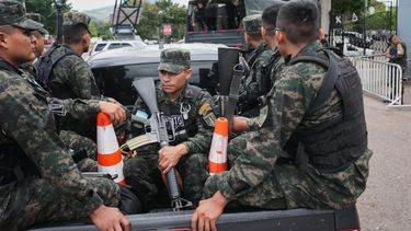 Soldados trasladan boletas hacia una instalación electoral, el lunes 1 de diciembre de 2025, en Tegucigalpa. (AP Foto/Moisés Castillo)