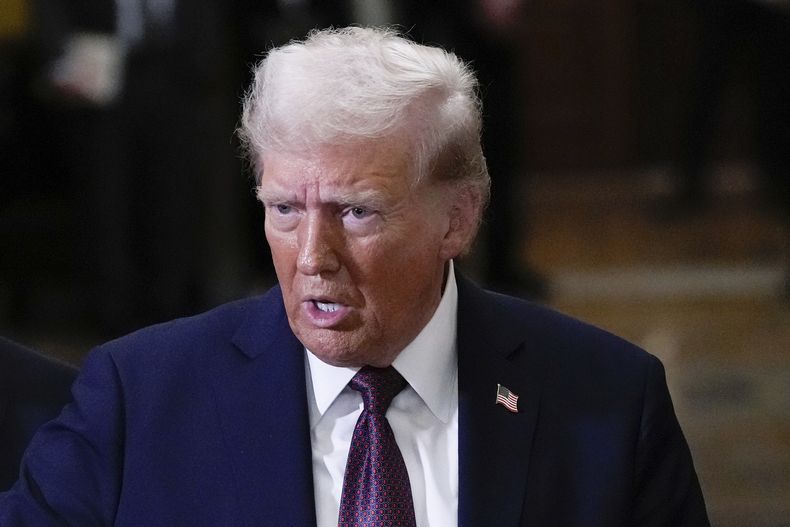 ARCHIVO - El presidente electo de Estados Unidos, Donald Trump, habla con los reporteros luego de una reunión con los líderes republicanos en el Capitolio, el miércoles 8 de enero de 2025, en Washington. (AP Foto/Steve Helber, Archivo)