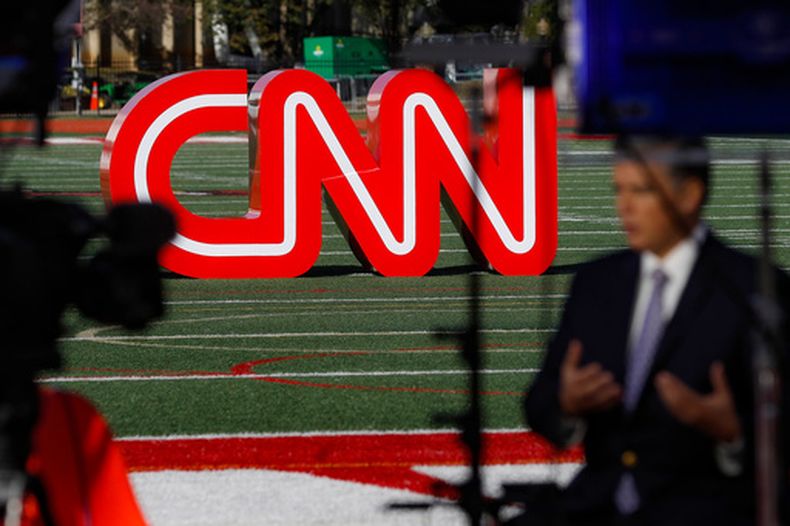 ARCHIVO - Un periodista graba un video cerca de un letrero de CNN en un campo deportivo frente al Centro Recreativo Clements, el lunes 14 de octubre de 2019, en Westerville, Ohio. (AP Foto /John Minchillo, archivo)
