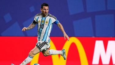 El capitán argentino Lionel Messi avanza con el balón durante el partido contra Suiza en los cuartos de final del Mundial, el sábado 11 de julio de 2026, en Kansas City, Missouri. (AP Foto/Charlie Riedel)