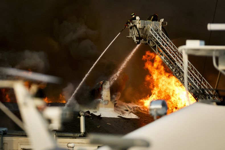 Los bomberos combaten un incendio en el campus de la Universidad del Sur de Florida, el sábado 2 de mayo de 2026, en Saint Petersburg, Florida. (Luis Santana/Tampa Bay Times vía AP)