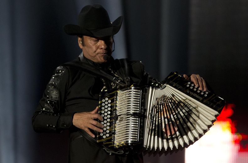 El cantante y acordeonista Jorge Hernández de la banda norteña mexicana Los Tigres del Norte se presenta durante la 15.ª edición del festival Vive Latino el 29 de marzo de 2014 en la Ciudad de México. (Foto AP/Eduardo Verdugo, archivo)