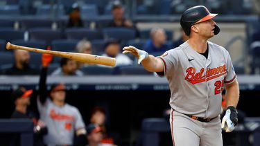El pelotero Pete Alonso, de los Orioles de Baltimore, lanza su bate tras conectar un cuadrangular contra los Yankees de Nueva York durante la séptima entrada del primer partido de una doble cartelera, el 25 de septiembre de 2026, en Nueva York. (Foto AP/Noah K. Murray)