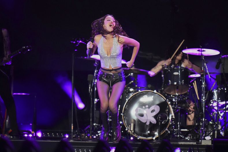 La cantante estadounidense Olivia Rodrigo se presenta durante su gira mundial Guts en la Ciudad de México, el miércoles 2 de abril de 2025. (Foto AP/Eduardo Verdugo)