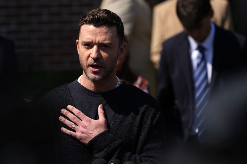 Justin Timberlake habla con la prensa después de una audiencia judicial, el viernes 13 de septiembre de 2024, en Sag Harbor, Nueva York. (Foto AP/Pamela Smith)