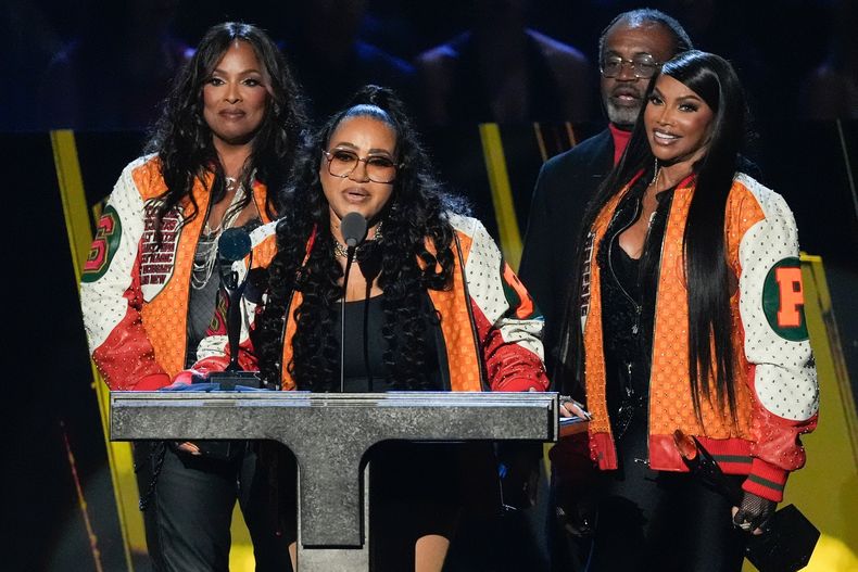 DJ Spinderella, de izquierda a derecha, Cheryl James, Hurby Azor y Sandra Denton durante la ceremonia de incorporación al Salón de la Fama del Rock and Roll de 2025 el sábado 8 de noviembre de 2025 en L.A. Live en Los Ángeles. (Foto AP/Chris Pizzello)
