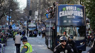 ARCHIVO- Jugadores de los Seahawks de Seattle participan en el desfile y la celebración del Super Bowl 60 de la NFL, el miércoles 11 de febrero de 2026, en Seattle. (Foto AP/John Froschauer, Archivo)
