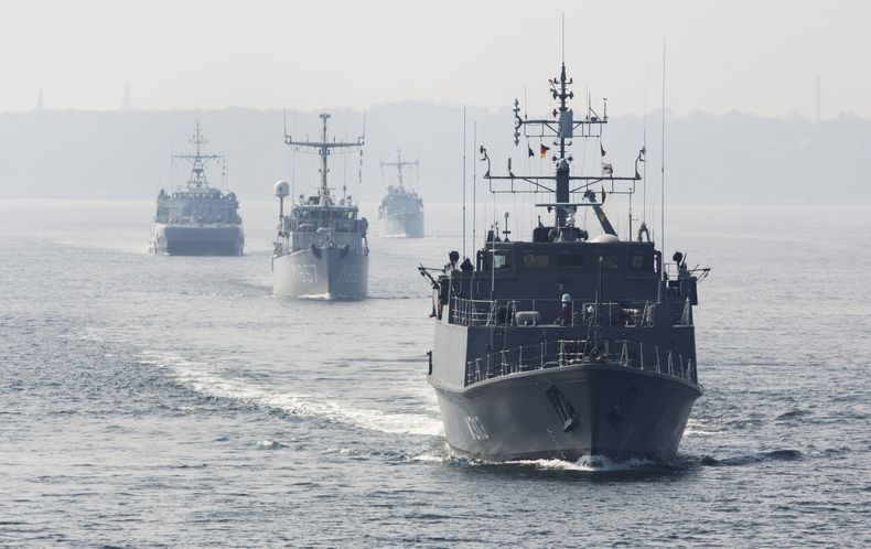 Barcos antiminas de la OTAN zarpan de Kiel, Alemania, el martes 22 de abril del 2014 con destino al Mar B&aacute;ltico. (Foto AP/Gero Breloer)