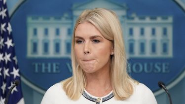 La secretaria de prensa de la Casa Blanca, Karoline Leavitt, habla con los reporteros en la Sala de Prensa James Brady de la Casa Blanca, el jueves 17 de julio de 2025, en Washington. (AP Foto/Alex Brandon)