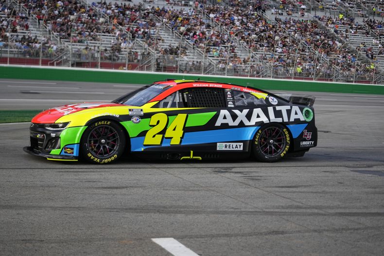 William Byron (24) durante la carrera en el Atlanta Motor Speedway en la NASCAR Cup Series en Hampton, Georgia. Domingo 9 de julio de 2023. (AP Foto/Brynn Anderson)
