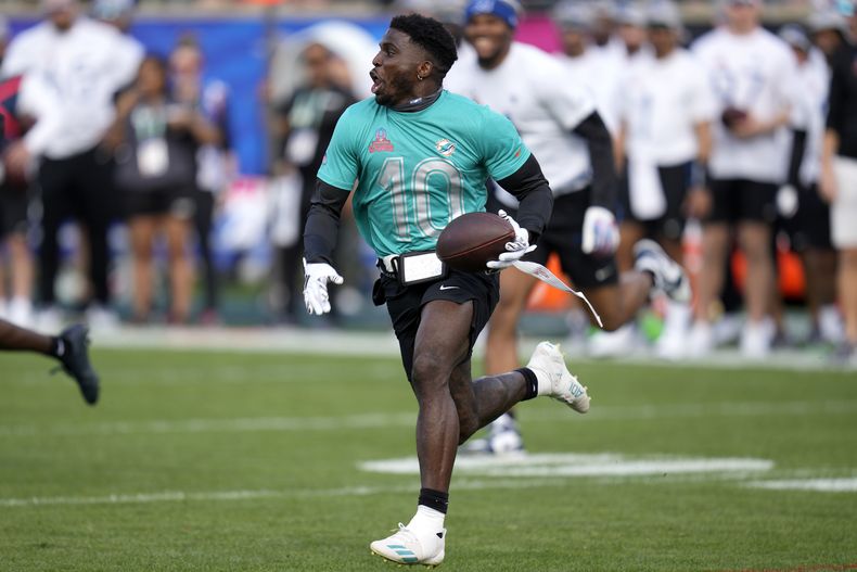 El wide receiver de la AFC Tyreek Hill, de los Dolphins de Miami, corre luego de recibir un pase durante el evento de fútbol bandera en el juego de Pro Bowl de la NFL, el domingo 4 de febrero de 2024, en Orlando. (AP Foto/John Raoux)