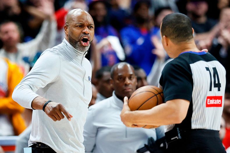 El entrenador del Magic de Orlando Jamahl Mosley grita hacia el árbitro Curtis Blair (74) durante el partido de los playoffs de la NBA contra los Pistons de Detroit, el miércoles 29 de abril de 2026. (AP Foto/Duane Burleson)