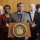 El senador Kevin Parker, demócrata por Brooklyn, durante una conferencia de prensa en el Capitolio en Albany, Nueva York, el 6 de febrero de 2017. (Foto AP/Hans Pennink, Archivo)