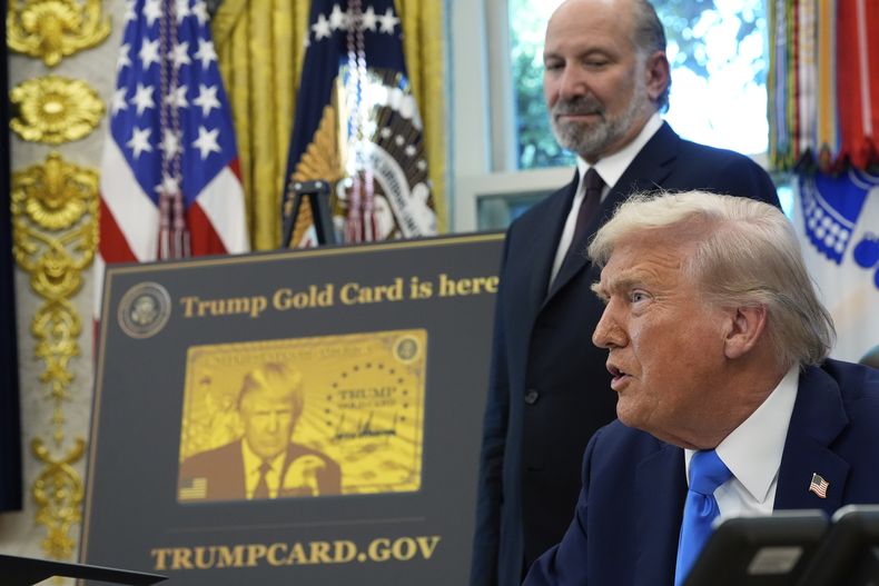 El presidente estadounidense Donald Trump habla junto con el secretario de Comercio, Howard Lutnick, en la Oficina Oval de la Casa Blanca, el viernes 19 de septiembre de 2025, en Washington. (AP Foto/Alex Brandon)