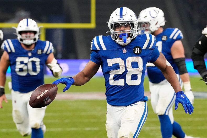 El running back de los Colts de Indianápolis, Jonathan Taylor (28) consigue un touchdown en el tiempo extra del partido ante los Falcons de Atlanta, el domingo 9 de noviembre de 2025, en Berlín. (AP Foto/Martin Meissner)