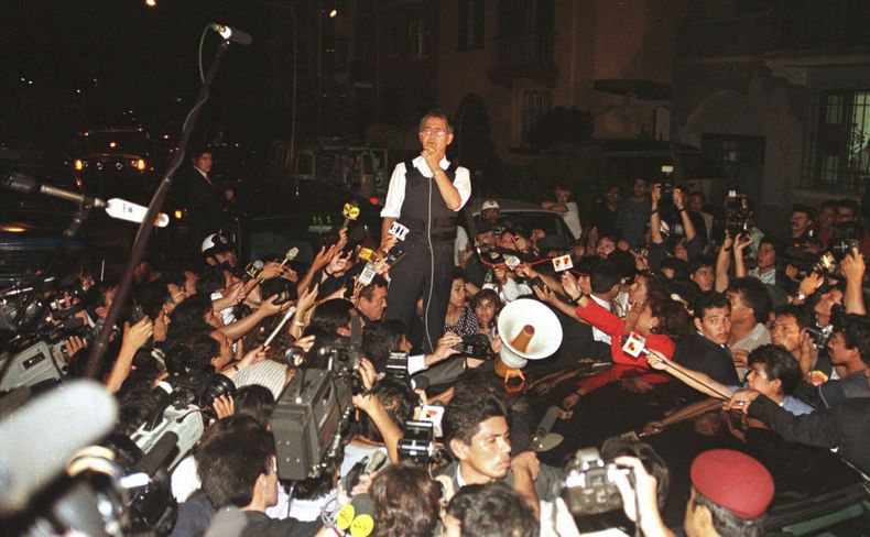 ARCHIVO - El presidente peruano Alberto Fujimori da una conferencia de prensa frente a la residencia del embajador de Japón en Lima, Perú, el 22 de abril de 1997. Su hija, Keiko Fujimori, informó el miércoles 11 de septiembre de 2024 que el exmandatario falleció de cáncer a los 86 años. (AP Foto/Eugene Hoshiko, Archivo)