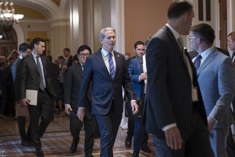El secretario del Tesoro, Scott Bessent, centro, sale de una reunión a puerta cerrada con republicanos que trabajan para impulsar el ambicioso proyecto de ley de política interna del presidente Donald Trump, en el Capitolio de Washington, el viernes 27 de junio de 2025. (AP Foto/J. Scott Applewhite)