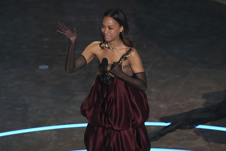 Zoe Saldaña recibe el premio a mejor actriz de reparto por Emilia Perez en los Oscar el domingo Sunday 2 de marzo de 2025 en el Teatro Dolby en Los Angeles. (Foto AP/Chris Pizzello)