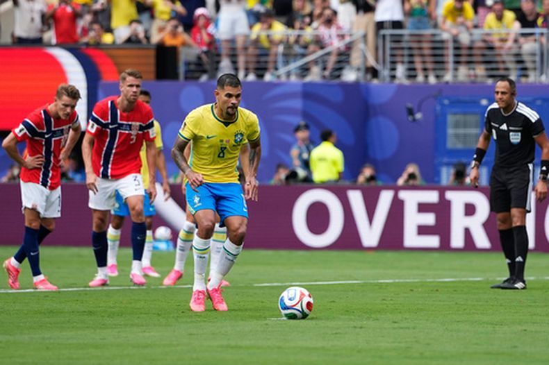 El brasileño Bruno Guimaraes (8) ejecuta un penal ante Noruegaa en los octavos de final del Mundial, el domingo 5 de julio e 2026, en East Rutherford, Nueva Jersey. (AP Foto/Frank Franklin II)